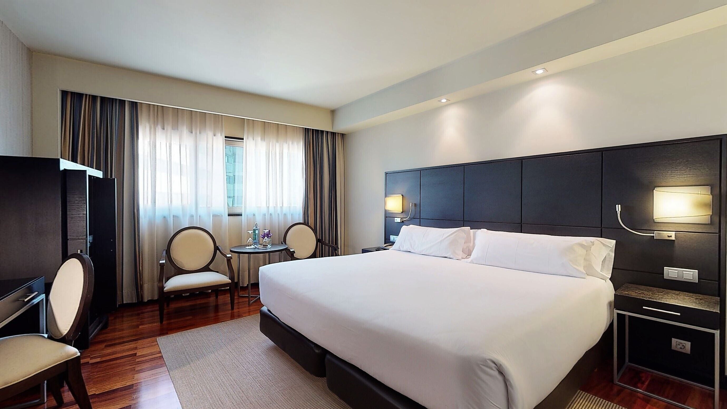 Minibar, pengeskab på værelset, skrivebord, lydisolering