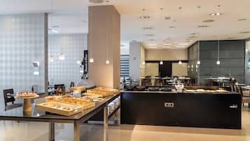 Desayuno buffet diario (EUR 14 por persona)
