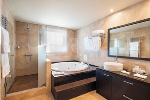 Phòng Deluxe | Phòng tắm | Buồng tắm vòi sen, vòi sen phun mưa, máy sấy tóc, dép đi trong nhà 