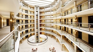 A multi-level atrium with glass railings and a central open space. - Hotel Attica21 Coruña (A Coruña)