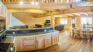 Family Cabin, 3 Bedrooms | Private kitchen