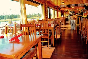 Aperto a pranzo e cena, cucina americana, con vista sulla spiaggia 