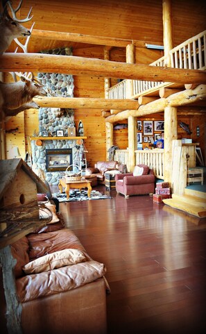 Interior - Anglers Lodge (Island Park)