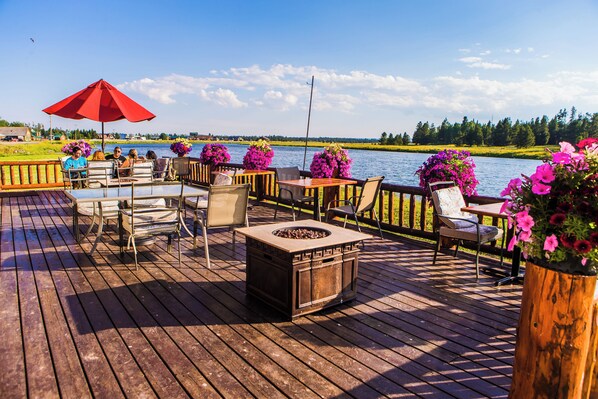 Lunch, dinner served; American cuisine, beach views 