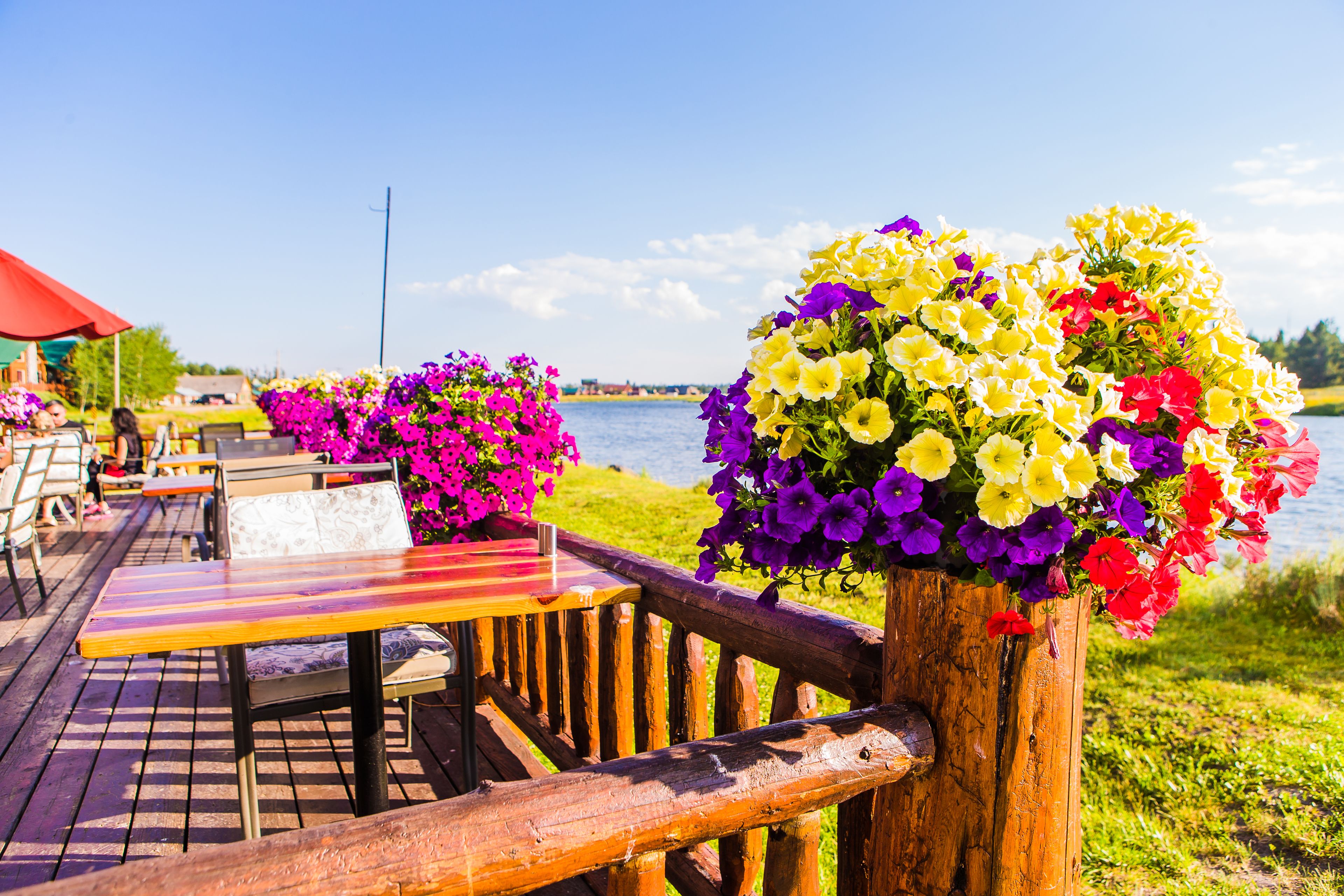 Lunch, dinner served; American cuisine, beach views 