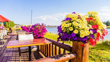 Serveert lunch, diner, Amerikaanse gerechten, stranduitzicht