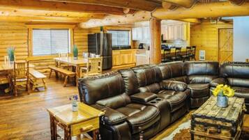 Perhemökki, 3 makuuhuonetta | Oleskelualue | 50–tuumainen LED-televisio, jossa satelliittikanavat