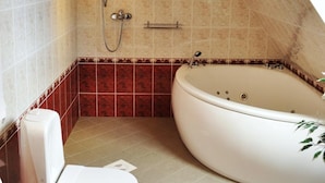 Un baño con bañera, inodoro y ducha.