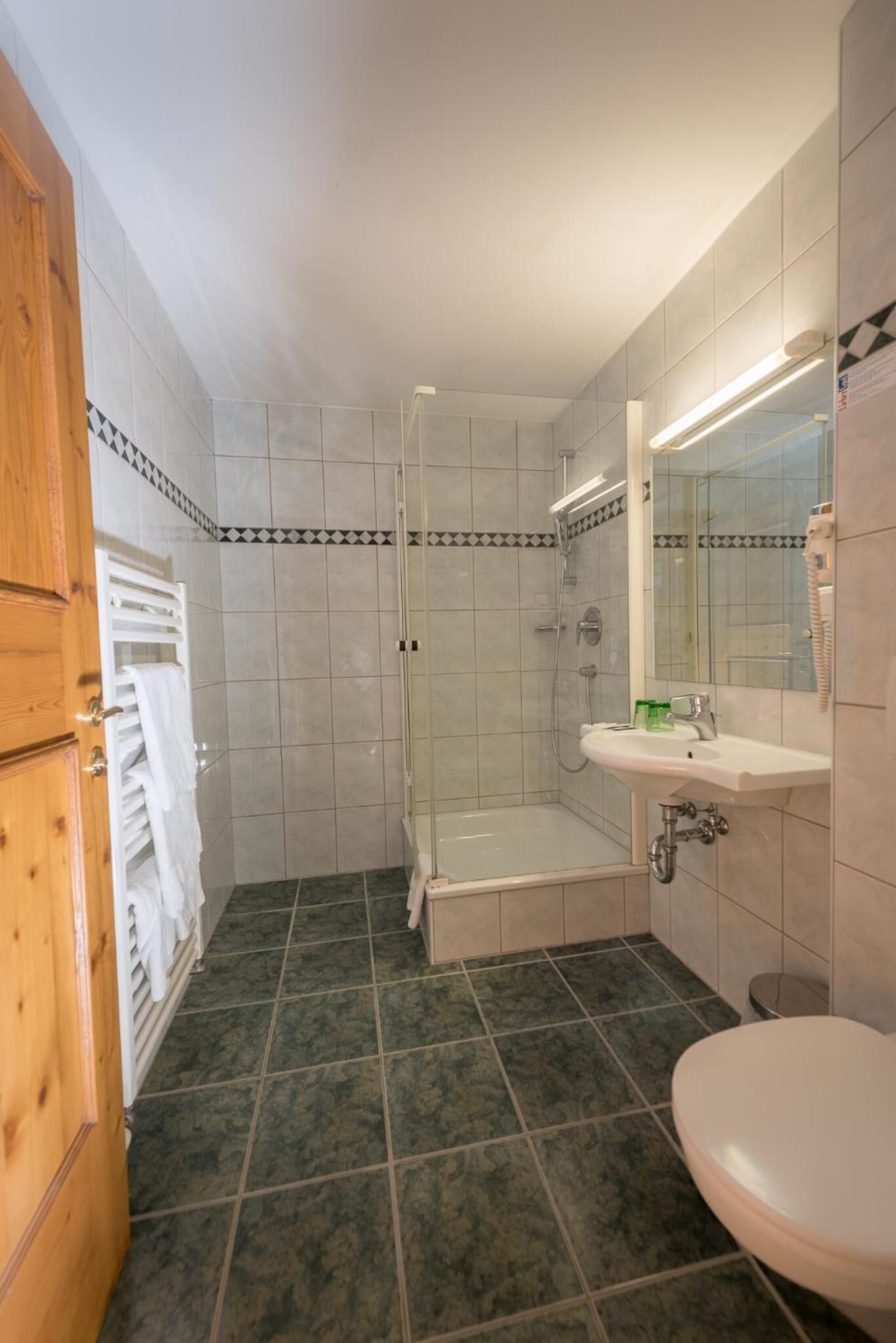 Un baño con ducha, bañera, lavabo e inodoro.