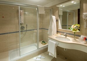 Kelengkapan dandanan diri percuma, pengering rambut, selipar, bidet 