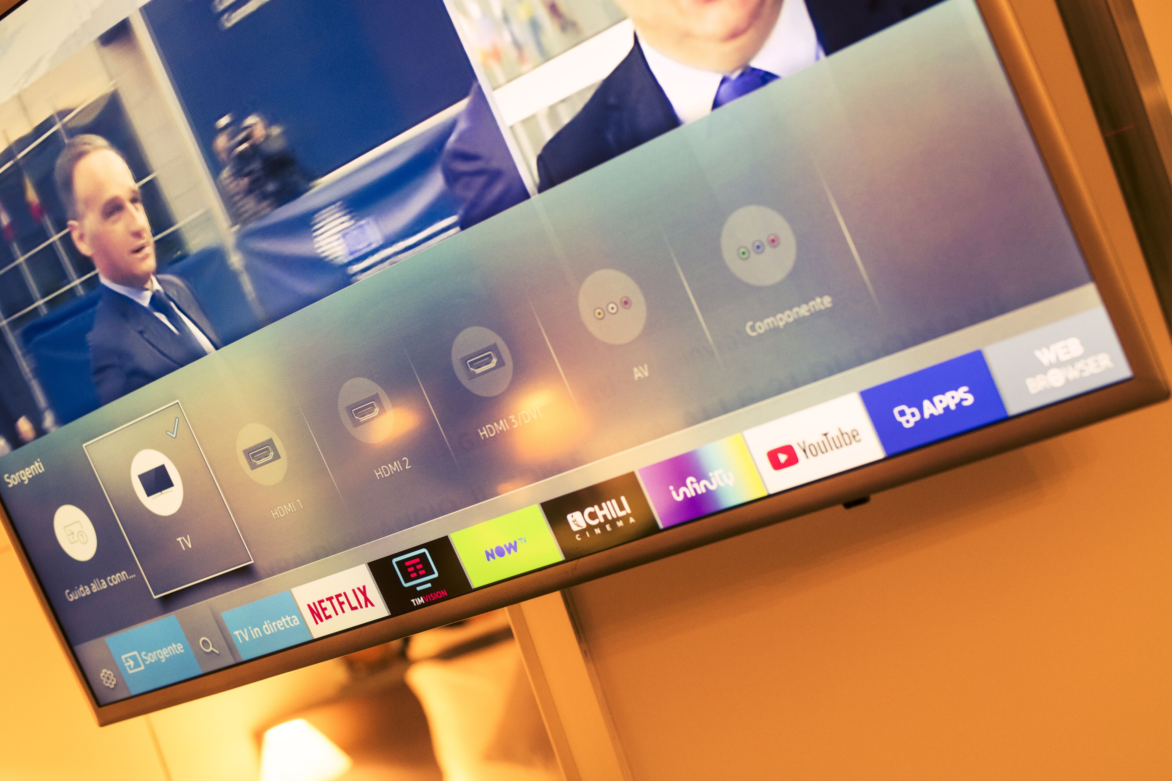 Pantalla de televisió amb una interfície d'usuari que mostra diversos serveis de transmissió i opcions de configuració.