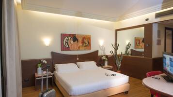 Copriletto in piuma, minibar, una cassaforte in camera