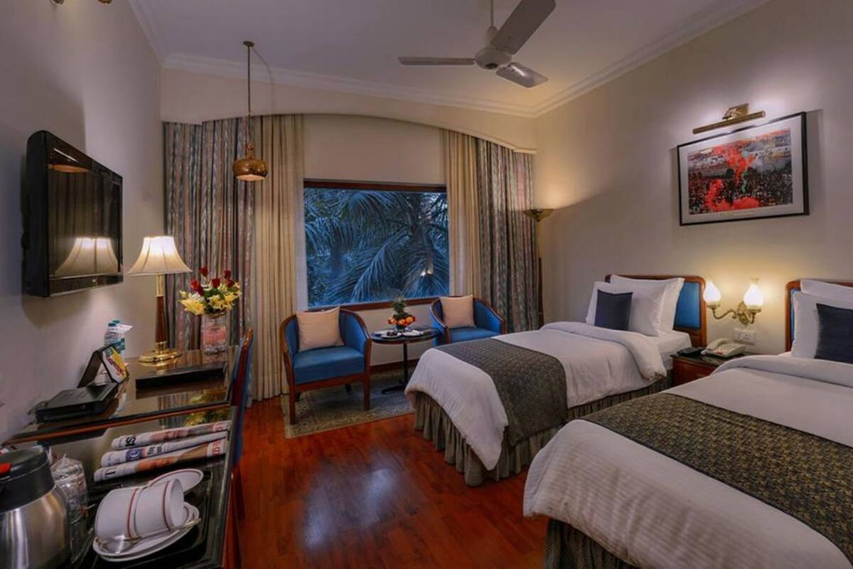 خزنة داخل الغرفة ومكتب وتجهيزات عازلة للصوت ومكواة/لوح كي