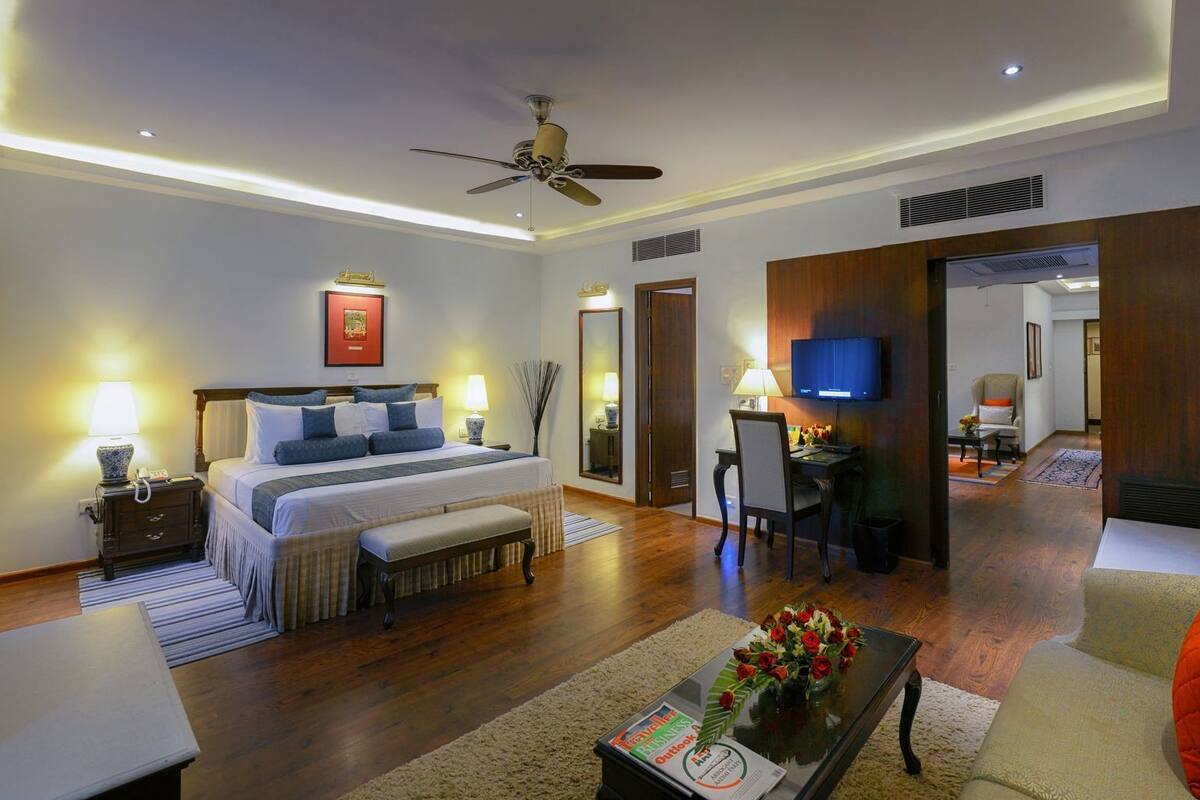 خزنة داخل الغرفة ومكتب وتجهيزات عازلة للصوت ومكواة/لوح كي