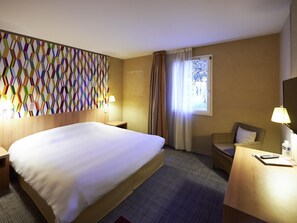 Standard Room, 1 Double Bed | 1 bedroom, premium bedding, in-room safe, desk