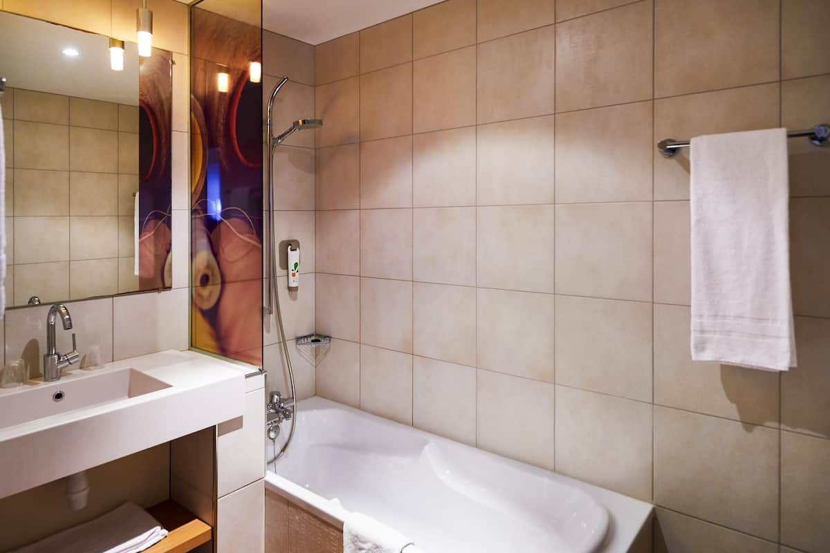 1 bedroom, premium bedding, in-room safe, desk