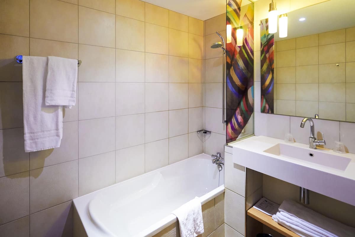 standard room, 1 double bed | 1 bedroom, premium bedding, in-room safe, desk