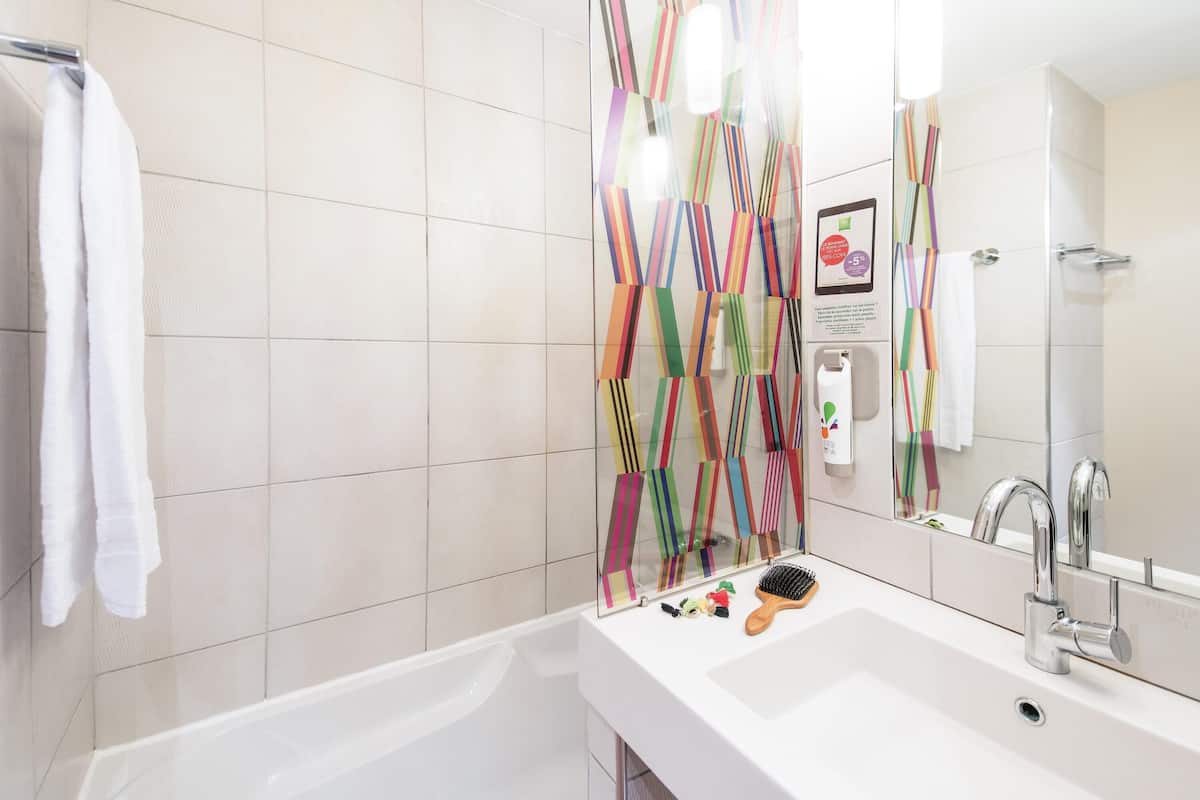 standard room, 1 double bed | 1 bedroom, premium bedding, in-room safe, desk