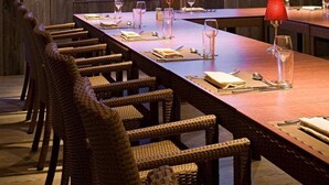 A conference room with a long table, wicker chairs, and a large screen displaying a scenic view. - ibis Styles Cholet (Cholet)