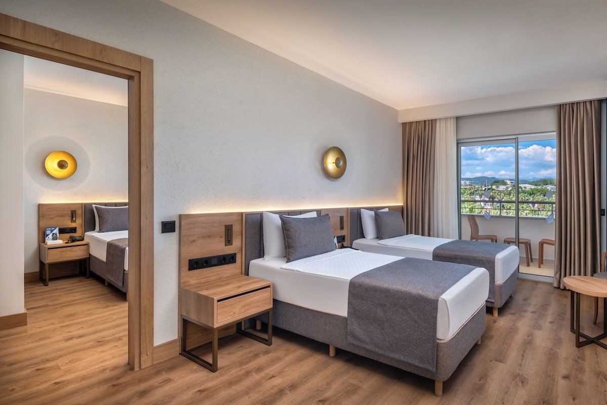 Family Connecting Rooms | Minibar, in-room safe, bed sheets