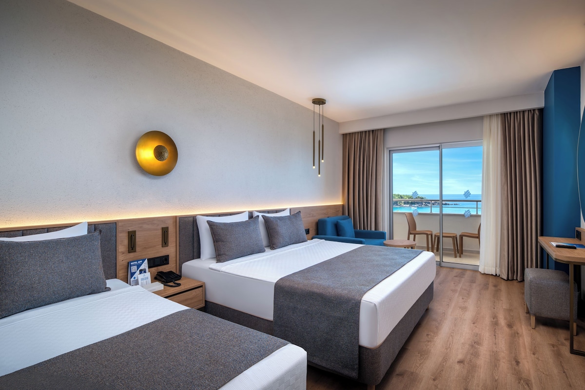 Standard Room, Sea View | Minibar, in-room safe, bed sheets