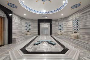 A spacious hallway with a marble floor, a central rug, and a decorative ceiling. - Saphir Resort & Spa (Alanya)
