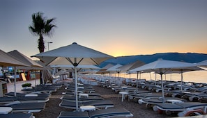 Plage privée, chaises longues, parasols