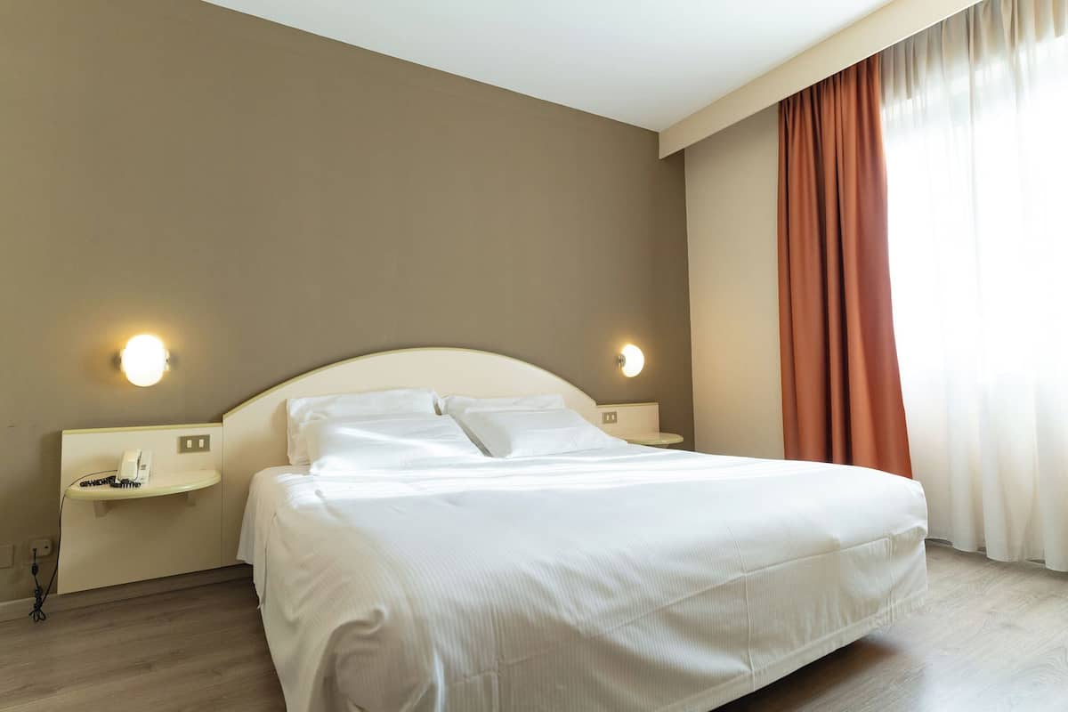 Kamar Double Basic | Selimut bulu angsa, minibar, brankas, dan didekorasi berbeda-beda