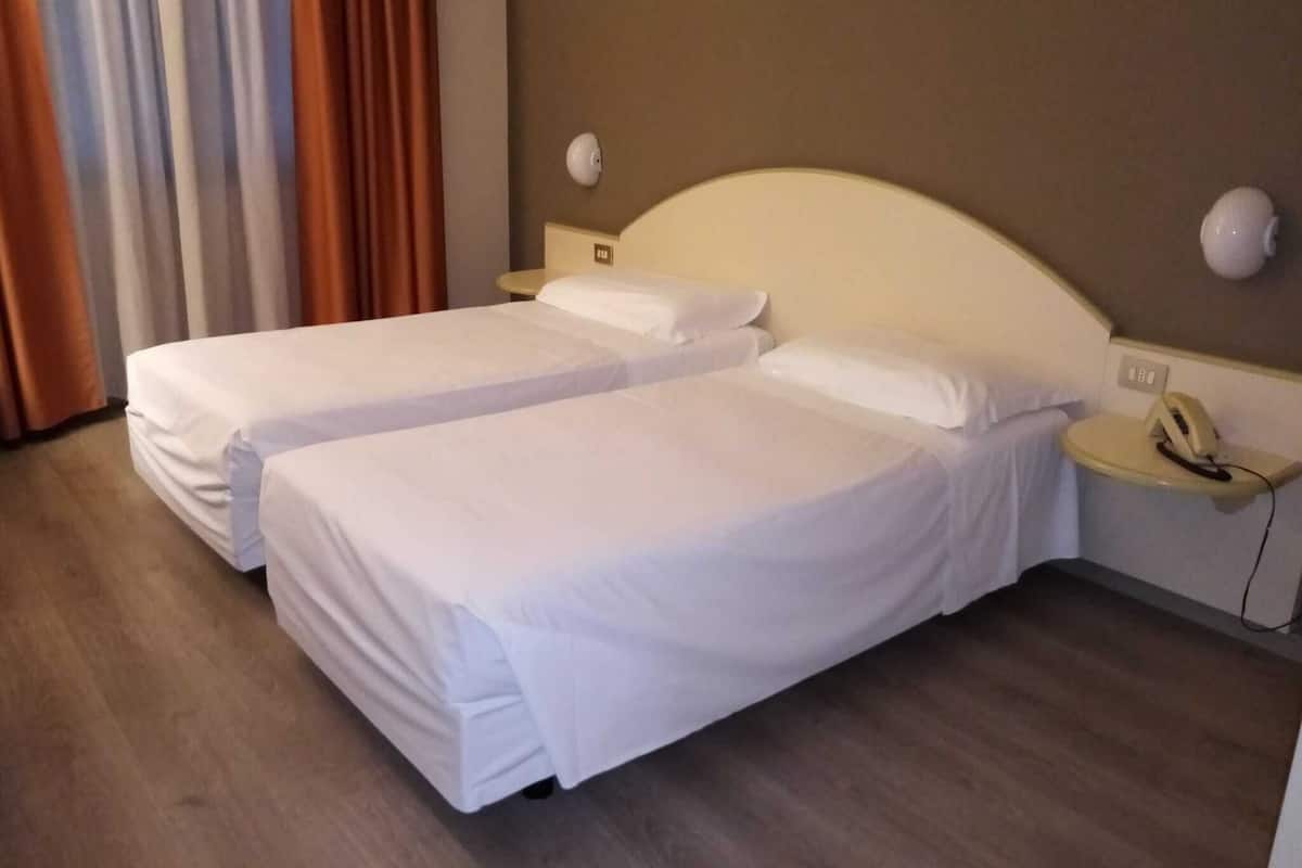 Kamar Double atau Twin | Selimut bulu angsa, minibar, brankas, dan didekorasi berbeda-beda