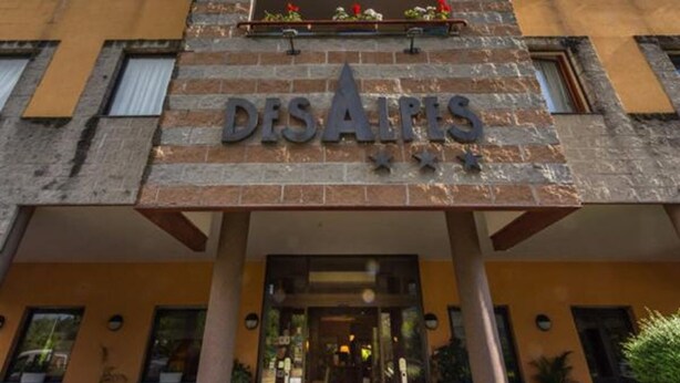 A hotel entrance with a sign reading "DISALIS". - Hotel Des Alpes (Rosta)