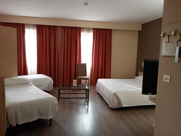 Cubrecamas, minibar y caja de seguridad en la habitación 