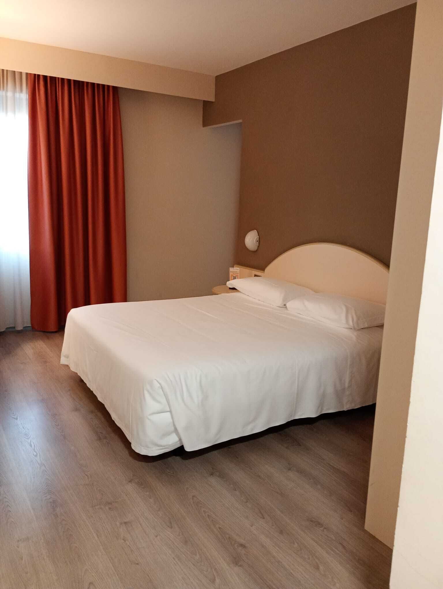 Habitación triple | Edredones de plumas, minibar, caja fuerte y decoración individual