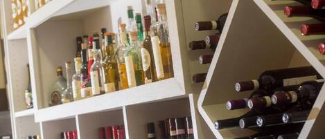 Una botellera con diversas botellas de vino.