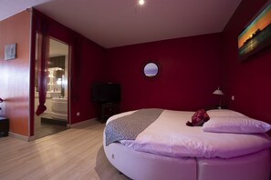 Standard Suite | Desk, soundproofing, iron/ironing board, free cots/infant beds - In Jungle hôtel (Beauvallon)