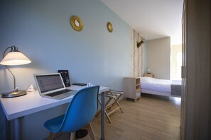 Chambre Standard double | Bureau, système d’insonorisation, fer et planche à repasser