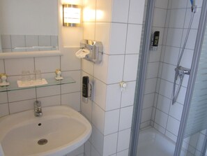 Shower, hair dryer, towels - Hotel City Kräme am Römer (Frankfurt)