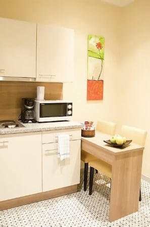 Apartamento standard, 2 camas de solteiro | Cozinha americana privada | Geladeira, micro-ondas, cooktop, máquina de café expresso
