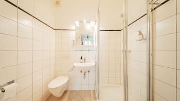 Standard Apartment | Bathroom | Hydromassage showerhead, free toiletries, hair dryer, towels