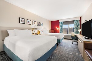 Caja de seguridad en la habitación y tabla de planchar con plancha 