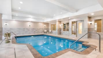 室内游泳池,05:00 至 22:00 开放,日光浴躺椅