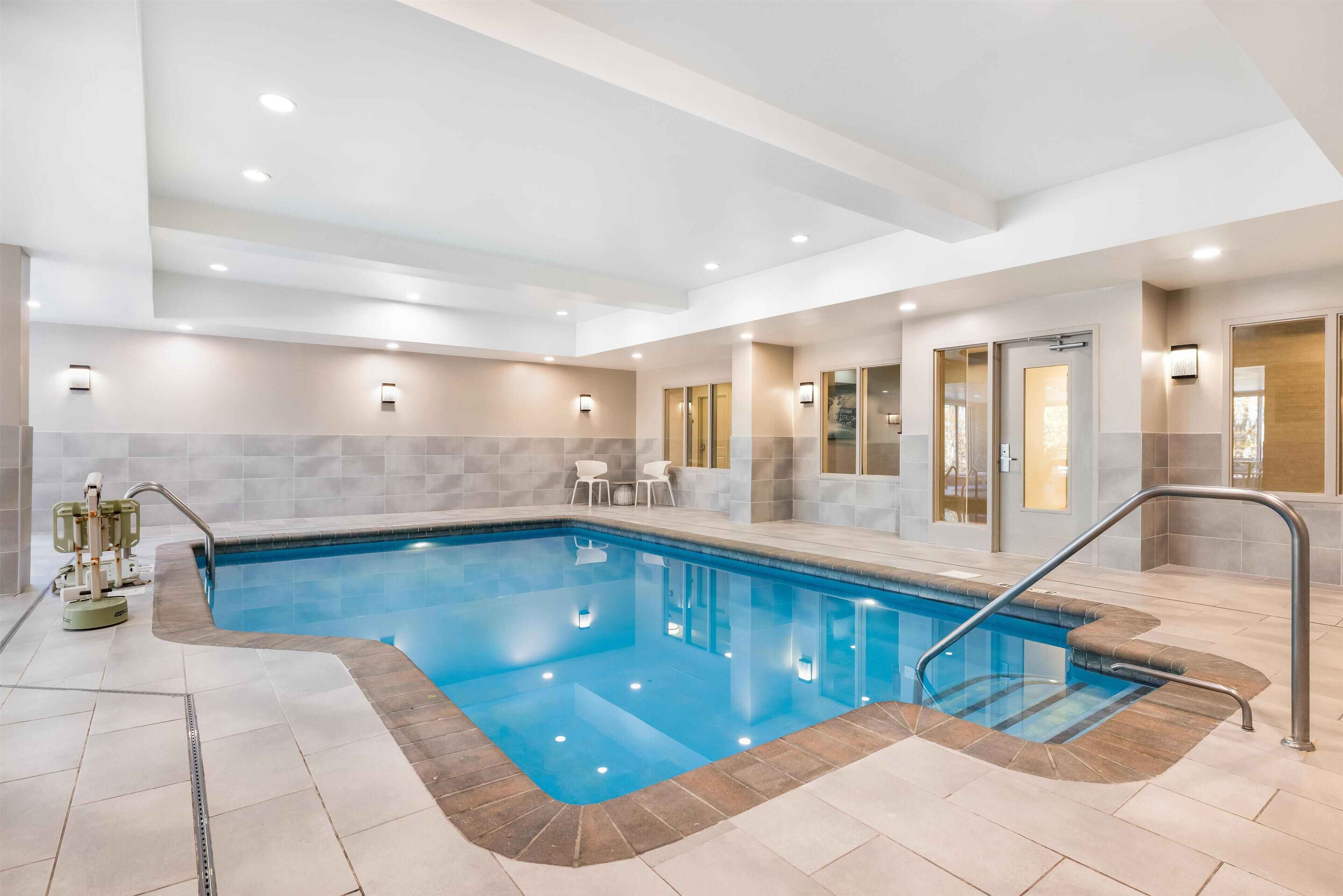 من حمّامات السباحة المغطاة، مفتوح من 5 صباحًا إلى 10 مساءً، مقاعد للتشمس