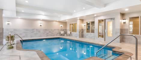 Innenpool, geöffnet von 05:00 Uhr bis 22:00 Uhr, Liegestühle