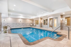 Alberca techada, acceso de 05:00 a 22:00, y camastros 