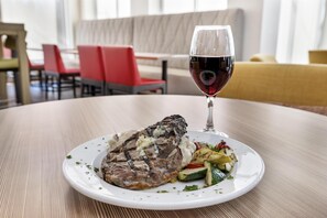 Breakfast and dinner served - Hilton Garden Inn Mystic/Groton (Groton)