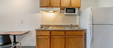 Standard Studio, Non Smoking, Refrigerator & Microwave | Private kitchen | Full-size fridge, microwave, stovetop, freezer