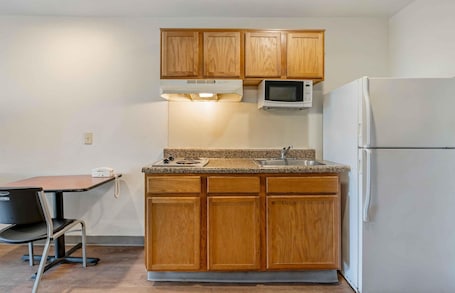 Standard Studio, Non Smoking, Refrigerator & Microwave | Private kitchen | Full-size fridge, microwave, stovetop, freezer