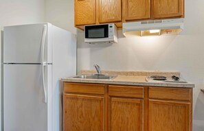 Estudio estándar, para no fumadores, refrigerador y microondas | Cocina privada | Refrigerador con congelador, microondas y parrilla de estufa 