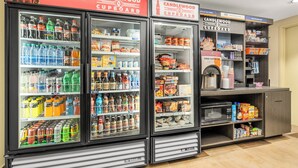 Màquina expenedora de begudes amb diverses opcions, incloent refrescos i begudes energètiques.