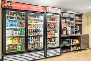 Màquina expenedora de begudes amb diverses opcions, incloent refrescos i begudes energètiques.