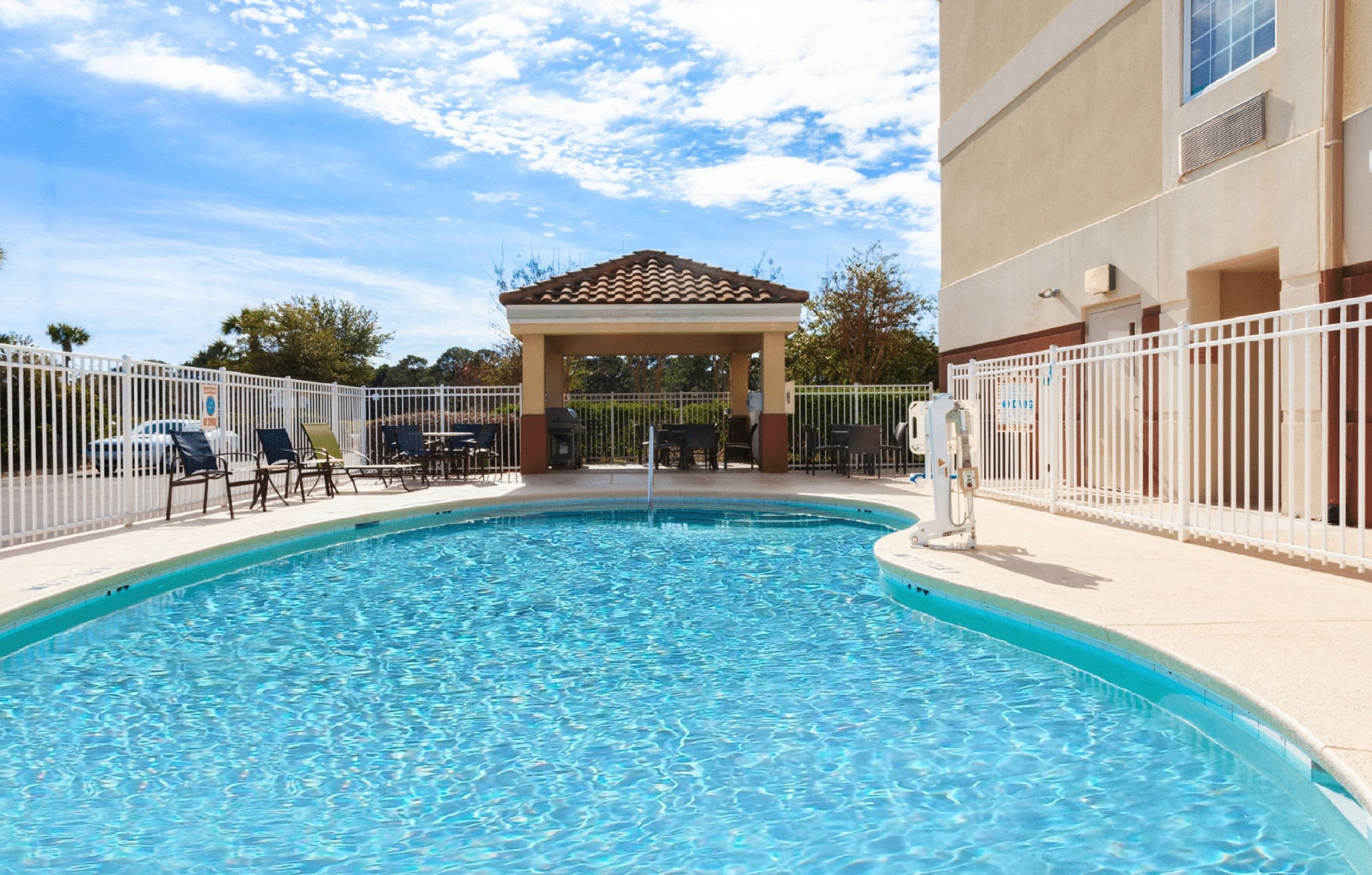 Una piscina al aire libre, tumbonas